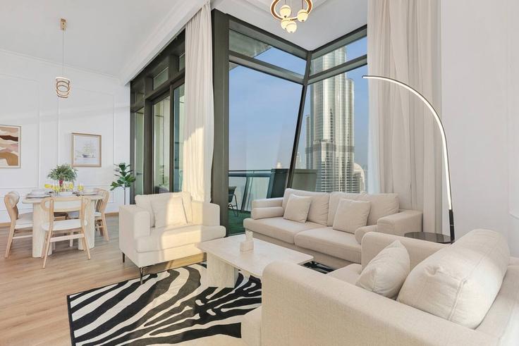 Elegant gestaltetes Wohnzimmer mit moderner Einrichtung in einer Wohnung im Building Al Mustaqbal Street - first-class - 1630312 in Burj Khalifa, Dubai Elegant gestaltetes Wohnzimmer mit moderner Einrichtung in einer Wohnung im Building Al Mustaqbal Street - first-class - 1630312 in Burj Khalifa, Dubai