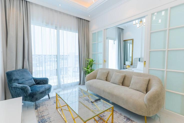 Building Unnamed Road - first-class - 1630827 adresindeki bir dairede modern mobilyalarla zarif bir şekilde tasarlanmış oturma odası Al Barsha South Third, Dubai Building Unnamed Road - first-class - 1630827 adresindeki bir dairede modern mobilyalarla zarif bir şekilde tasarlanmış oturma odası Al Barsha South Third, Dubai