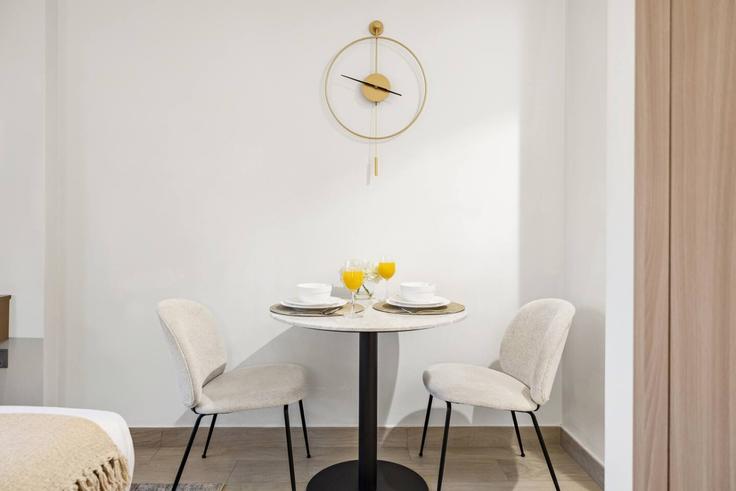 Esstisch mit stilvollen Stühlen in einer Wohnung im Building Al Meydan Road - first-class - 1633492 in Al Merkadh, Dubai Esstisch mit stilvollen Stühlen in einer Wohnung im Building Al Meydan Road - first-class - 1633492 in Al Merkadh, Dubai