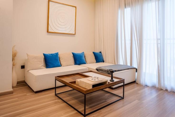 Elegante sala de estar con mobiliario moderno en un apartamento en Building Al Qudra Road - first-class - 1638548 en Al Yalayis 2, Dubai