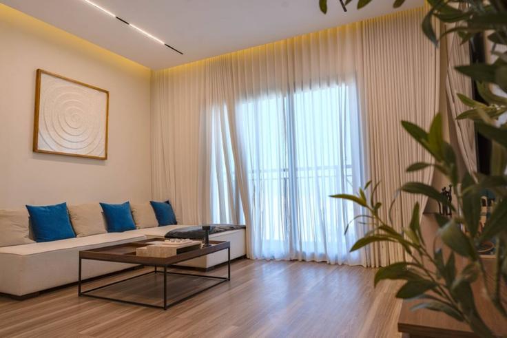 Elegant gestaltetes Wohnzimmer mit moderner Einrichtung in einer Wohnung im Building Al Qudra Road - first-class - 1638548 in Al Yalayis 2, Dubai Elegant gestaltetes Wohnzimmer mit moderner Einrichtung in einer Wohnung im Building Al Qudra Road - first-class - 1638548 in Al Yalayis 2, Dubai