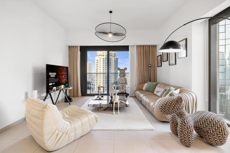 Elegant gestaltetes Wohnzimmer mit moderner Einrichtung in einer Wohnung im Building Tariaq Bedon Esm - first-class - 1697601 in Downtown Dubai, Dubai