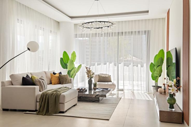 Elegant gestaltetes Wohnzimmer mit moderner Einrichtung in einer Wohnung im Building Al Multaqa St - first-class - 1699114 in Al Wasl, Dubai