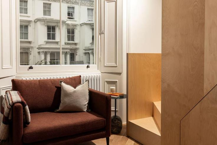 Elegante sala de estar con mobiliario moderno en un apartamento en Building Prince's Square - fivem - 1493030 en City of Westminster, London