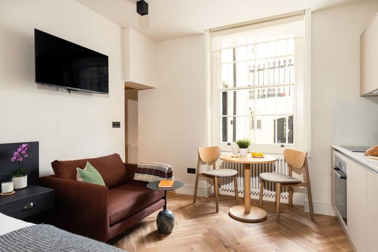 Elegante sala de estar con mobiliario moderno en un apartamento en Building Prince's Square - fivem - 1493022 en City of Westminster, London