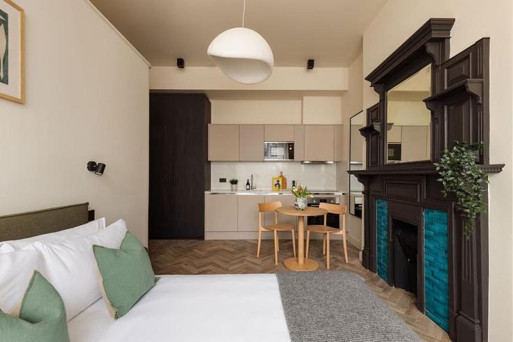 Sala de estar elegantemente projetada com móveis modernos em um apartamento no Building Lymington Road - fivem - 1493028 em London Borough of Camden, London