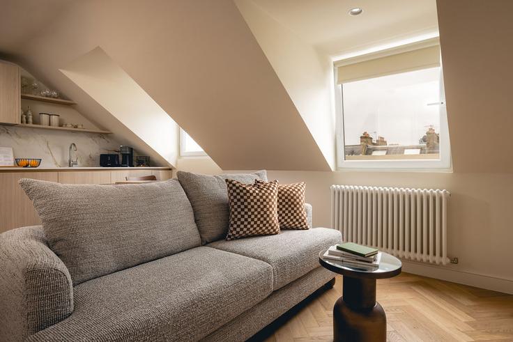 Salle de séjour élégante avec mobilier moderne dans un appartement à Building Gloucester Avenue - fivem - 1691768 à London Borough of Camden, London