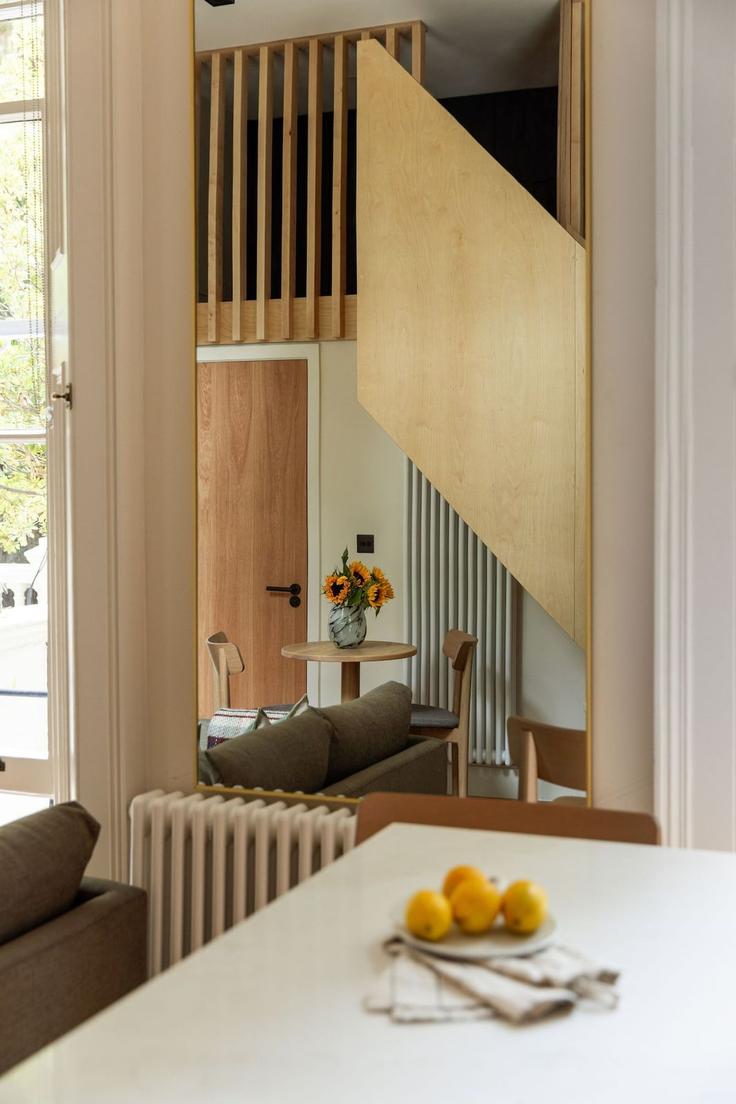 Sala de estar elegantemente projetada com móveis modernos em um apartamento no Building Prince's Square - fivem - 1580646 em City of Westminster, London