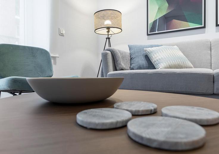 Elegante sala de estar con mobiliario moderno en un apartamento en Building Calle del Alcalde Sainz de Baranda - flat-sweet-home - 1490352 en Retiro, Madrid