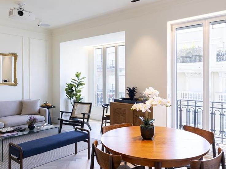 Elegante sala de estar con mobiliario moderno en un apartamento en Building Calle de Castelló - flat-sweet-home - 1512916 en Salamanca, Madrid Elegante sala de estar con mobiliario moderno en un apartamento en Building Calle de Castelló - flat-sweet-home - 1512916 en Salamanca, Madrid