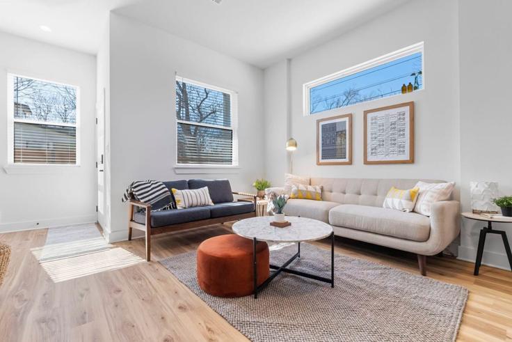 Building Maxwell Lane - flaxen - 1500802 adresindeki bir dairede modern mobilyalarla zarif bir şekilde tasarlanmış oturma odası Austin, Austin Building Maxwell Lane - flaxen - 1500802 adresindeki bir dairede modern mobilyalarla zarif bir şekilde tasarlanmış oturma odası Austin, Austin
