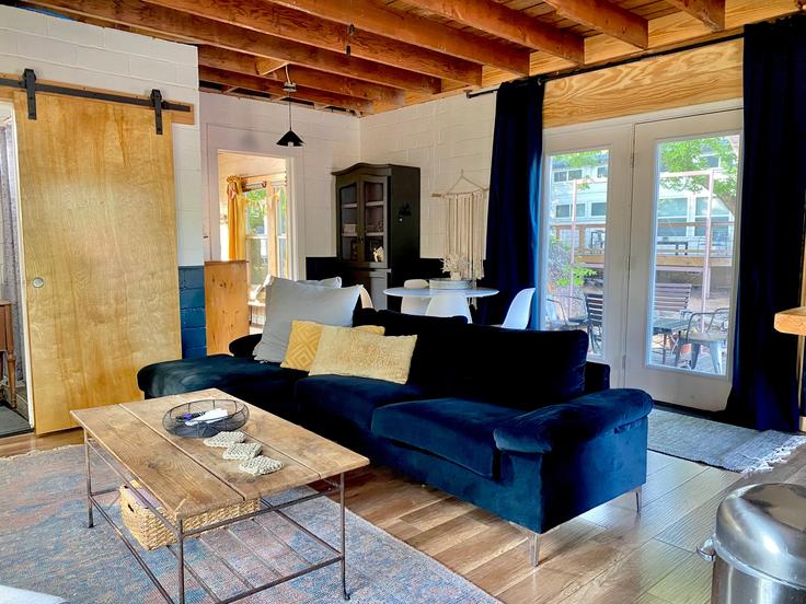 Salle de séjour élégante avec mobilier moderne dans un appartement à Building Springdale Road - flaxen - 1500796 à Austin, Austin