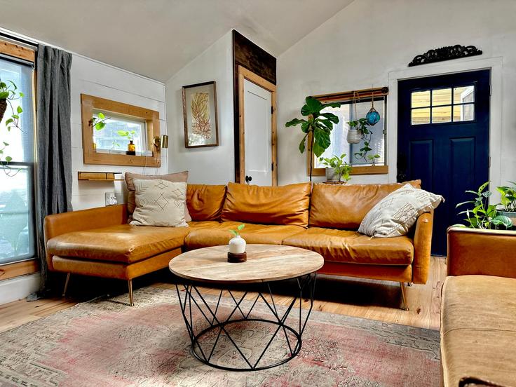 Elegant gestaltetes Wohnzimmer mit moderner Einrichtung in einer Wohnung im Building 4701 Gonzales Street - flaxen - 1500812 in Austin, Austin