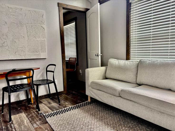 Building 4909 Ledesma Road - flaxen - 1500814 adresindeki bir dairede modern mobilyalarla zarif bir şekilde tasarlanmış oturma odası Austin, Austin