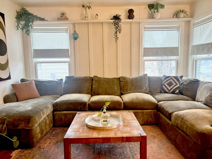 Elegant gestaltetes Wohnzimmer mit moderner Einrichtung in einer Wohnung im Building Gonzales Street - flaxen - 1500797 in Austin, Austin