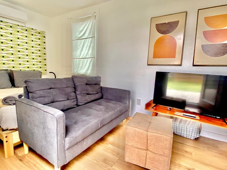 Building 6009 Club Terrace - flaxen - 1500804 adresindeki bir dairede modern mobilyalarla zarif bir şekilde tasarlanmış oturma odası Austin, Austin