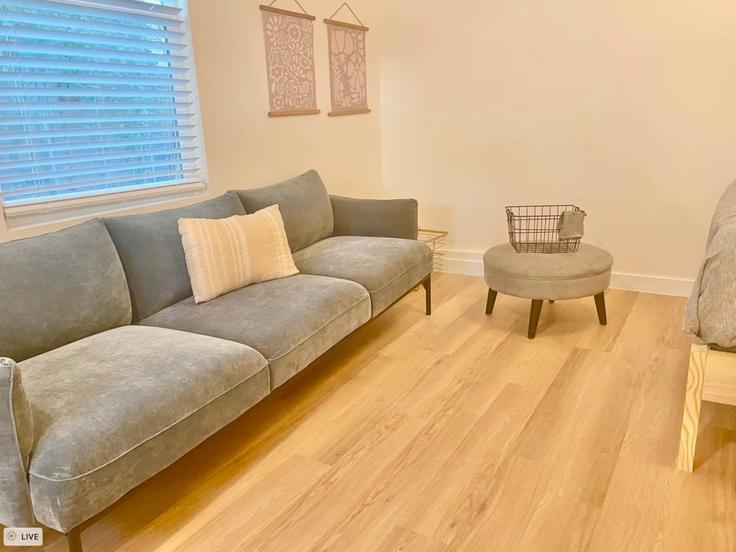 Elegant gestaltetes Wohnzimmer mit moderner Einrichtung in einer Wohnung im Building 1906 East 11th Street - flaxen - 1500807 in Austin, Austin