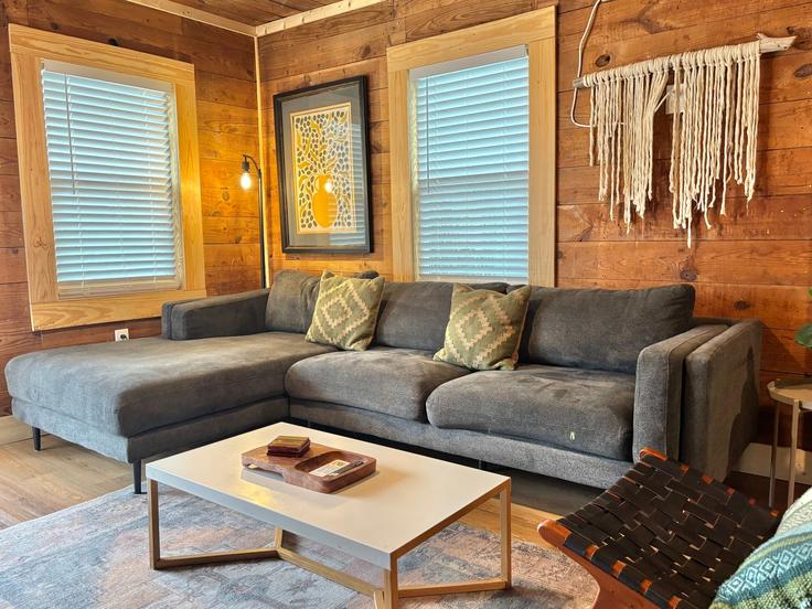 Elegante sala de estar con mobiliario moderno en un apartamento en Building 1906 East 11th Street - flaxen - 1500808 en Austin, Austin Elegante sala de estar con mobiliario moderno en un apartamento en Building 1906 East 11th Street - flaxen - 1500808 en Austin, Austin