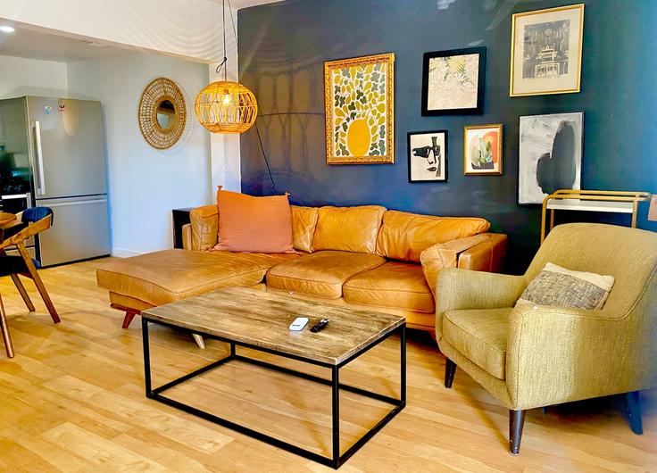 Building 4909 Ledesma Road - flaxen - 1500805 adresindeki bir dairede modern mobilyalarla zarif bir şekilde tasarlanmış oturma odası Austin, Austin