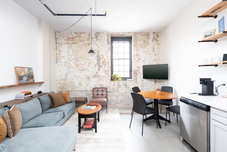 Milwaukee, Milwaukee에 위치한 Building West Juneau Avenue - flexhome - 1378999 유닛의 세련된 인테리어가 돋보이는 거실