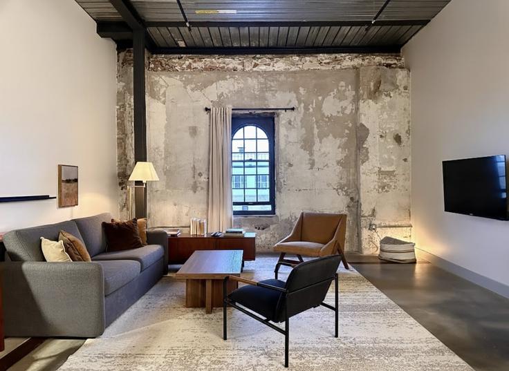 Elegant gestaltetes Wohnzimmer mit moderner Einrichtung in einer Wohnung im Building West Juneau Avenue - flexhome - 1379000 in Milwaukee, Milwaukee