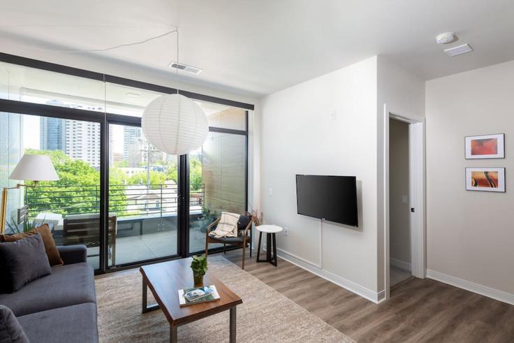 Elegante sala de estar con mobiliario moderno en un apartamento en Building North Franklin Place - flexhome - 1379006 en Milwaukee, Milwaukee