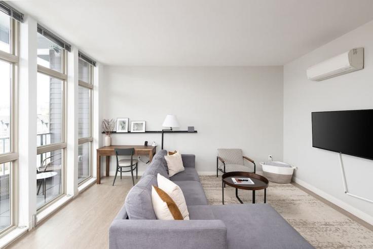 Elegant gestaltetes Wohnzimmer mit moderner Einrichtung in einer Wohnung im Building West Mineral Street - flexhome - 1379007 in Milwaukee, Milwaukee