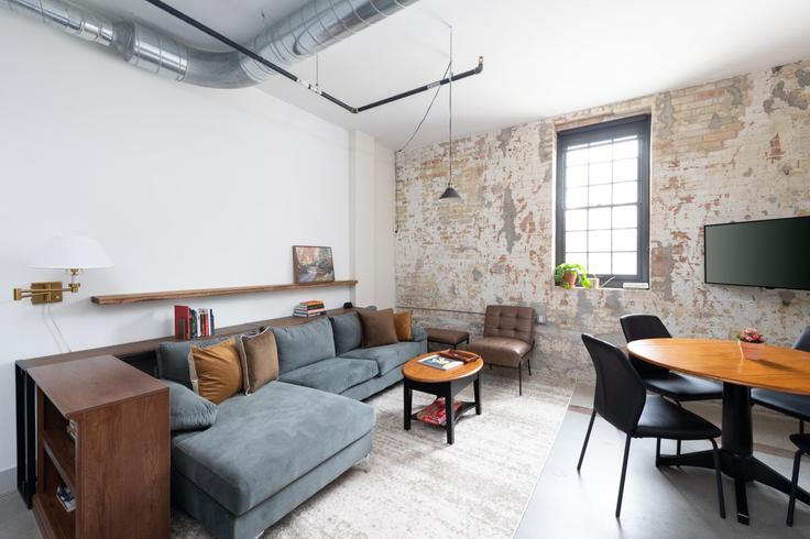 Elegant gestaltetes Wohnzimmer mit moderner Einrichtung in einer Wohnung im Building West Juneau Avenue - flexhome - 1379011 in Milwaukee, Milwaukee