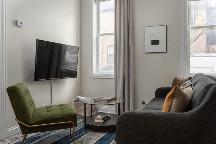 Building North Hermitage Avenue - flexhome - 1379013 adresindeki bir dairede modern mobilyalarla zarif bir şekilde tasarlanmış oturma odası Chicago, Chicago