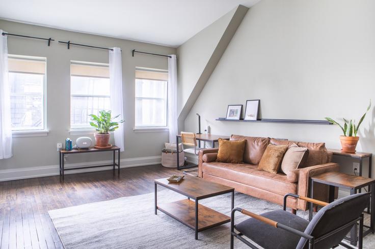 Elegant gestaltetes Wohnzimmer mit moderner Einrichtung in einer Wohnung im Building East Michigan Street - flexhome - 1379016 in Milwaukee, Milwaukee