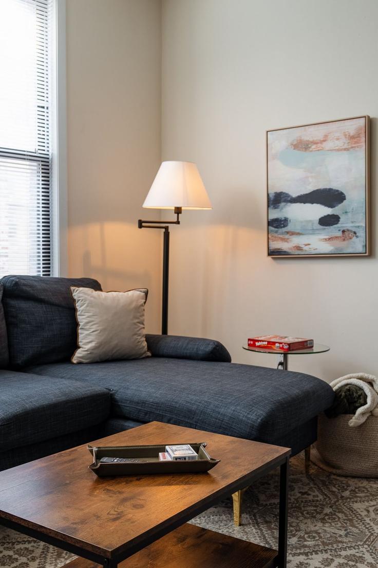 Elegant gestaltetes Wohnzimmer mit moderner Einrichtung in einer Wohnung im Building North Damen Avenue - flexhome - 1379021 in Chicago, Chicago Elegant gestaltetes Wohnzimmer mit moderner Einrichtung in einer Wohnung im Building North Damen Avenue - flexhome - 1379021 in Chicago, Chicago
