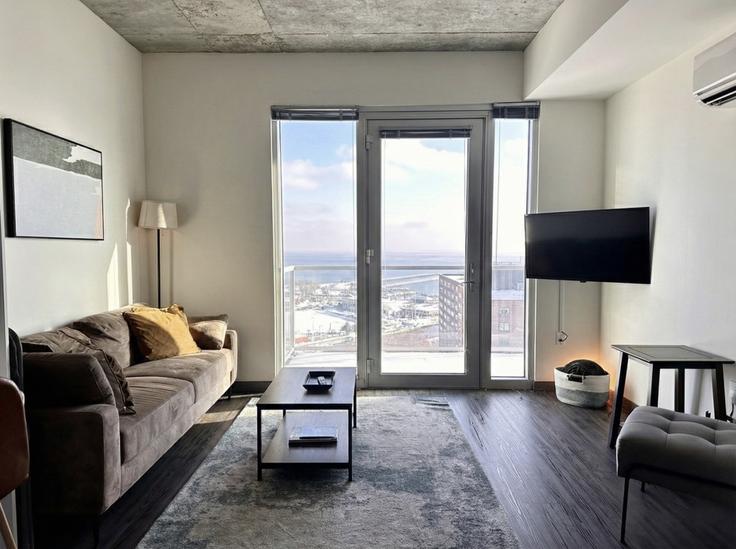 Sala de estar elegantemente projetada com móveis modernos em um apartamento no Building North Farwell Avenue - flexhome - 1379022 em Milwaukee, Milwaukee Sala de estar elegantemente projetada com móveis modernos em um apartamento no Building North Farwell Avenue - flexhome - 1379022 em Milwaukee, Milwaukee
