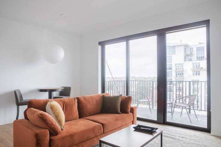 Sala de estar elegantemente projetada com móveis modernos em um apartamento no Building North Van Buren Street - flexhome - 1379023 em Milwaukee, Milwaukee Sala de estar elegantemente projetada com móveis modernos em um apartamento no Building North Van Buren Street - flexhome - 1379023 em Milwaukee, Milwaukee