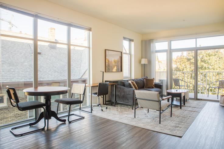 Elegant gestaltetes Wohnzimmer mit moderner Einrichtung in einer Wohnung im Building North Jackson Street - flexhome - 1379028 in Milwaukee, Milwaukee