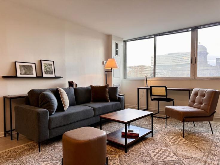 Elegant gestaltetes Wohnzimmer mit moderner Einrichtung in einer Wohnung im Building South Ashland Avenue - flexhome - 1379030 in Chicago, Chicago