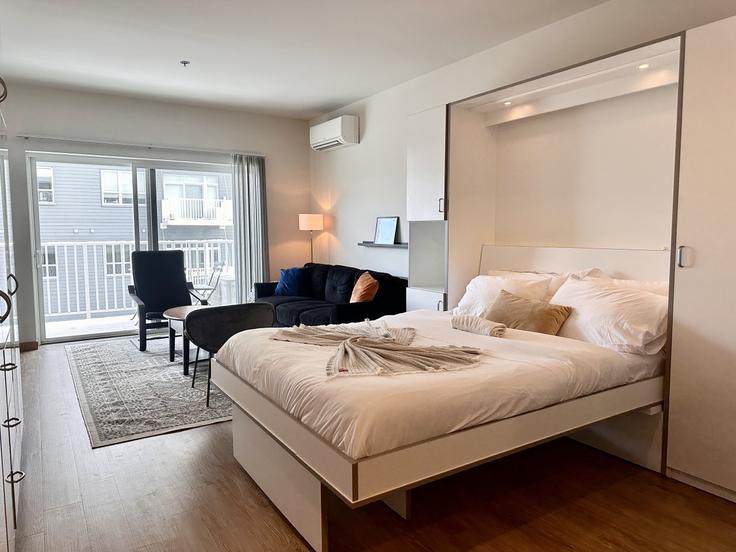 Elegante sala de estar con mobiliario moderno en un apartamento en Building North Water Street - flexhome - 1379031 en Milwaukee, Milwaukee