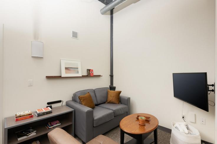 Elegant gestaltetes Wohnzimmer mit moderner Einrichtung in einer Wohnung im Building North 9th Street - flexhome - 1379032 in Milwaukee, Milwaukee