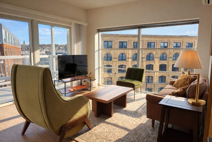 Milwaukee MilwaukeeのBuilding North Water Street - flexhome - 1379033のアパートメントにある、モダンな家具を備えたエレガントなデザインのリビングルーム Milwaukee MilwaukeeのBuilding North Water Street - flexhome - 1379033のアパートメントにある、モダンな家具を備えたエレガントなデザインのリビングルーム