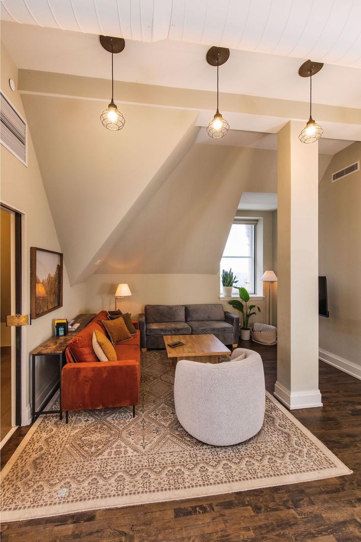 Sala de estar elegantemente projetada com móveis modernos em um apartamento no Building East Michigan Street - flexhome - 1379039 em Milwaukee, Milwaukee