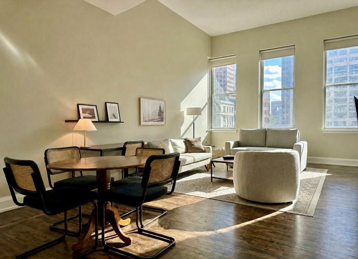 Elegant gestaltetes Wohnzimmer mit moderner Einrichtung in einer Wohnung im Building East Michigan Street - flexhome - 1379040 in Milwaukee, Milwaukee Elegant gestaltetes Wohnzimmer mit moderner Einrichtung in einer Wohnung im Building East Michigan Street - flexhome - 1379040 in Milwaukee, Milwaukee