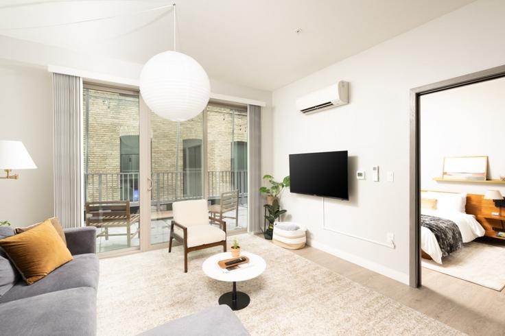 Milwaukee, Milwaukee에 위치한 Building West Mineral Street - flexhome - 1379041 유닛의 세련된 인테리어가 돋보이는 거실