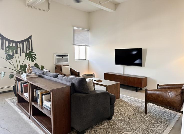 Elegant gestaltetes Wohnzimmer mit moderner Einrichtung in einer Wohnung im Building North 2nd Street - flexhome - 1379045 in Milwaukee, Milwaukee