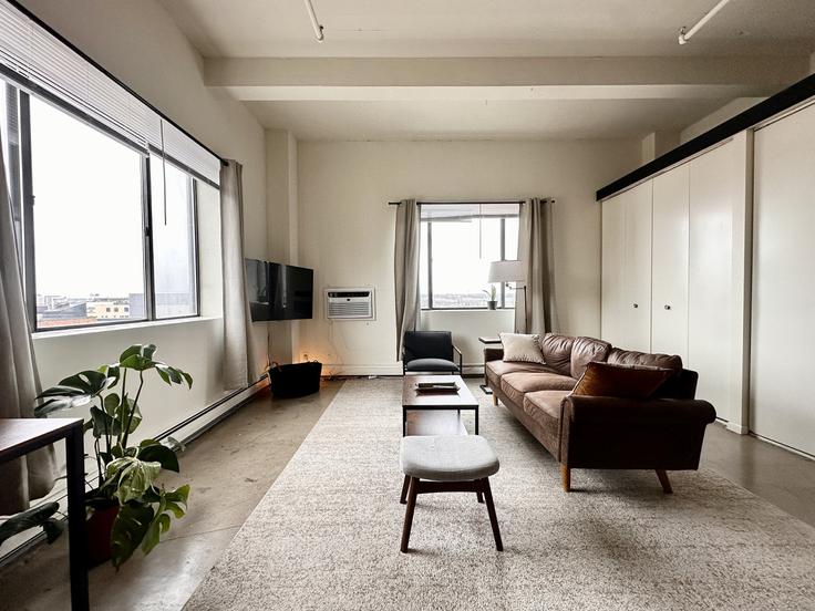 Elegant gestaltetes Wohnzimmer mit moderner Einrichtung in einer Wohnung im Building North 2nd Street - flexhome - 1379046 in Milwaukee, Milwaukee