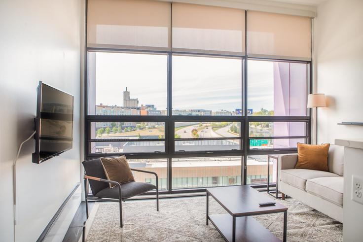 Elegant gestaltetes Wohnzimmer mit moderner Einrichtung in einer Wohnung im Building N6 & Juneau - flexhome - 1379047 in Milwaukee, Milwaukee