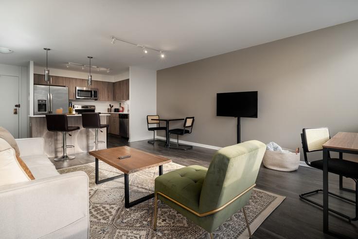 Elegant gestaltetes Wohnzimmer mit moderner Einrichtung in einer Wohnung im Building South Ashland Avenue - flexhome - 1379050 in Chicago, Chicago