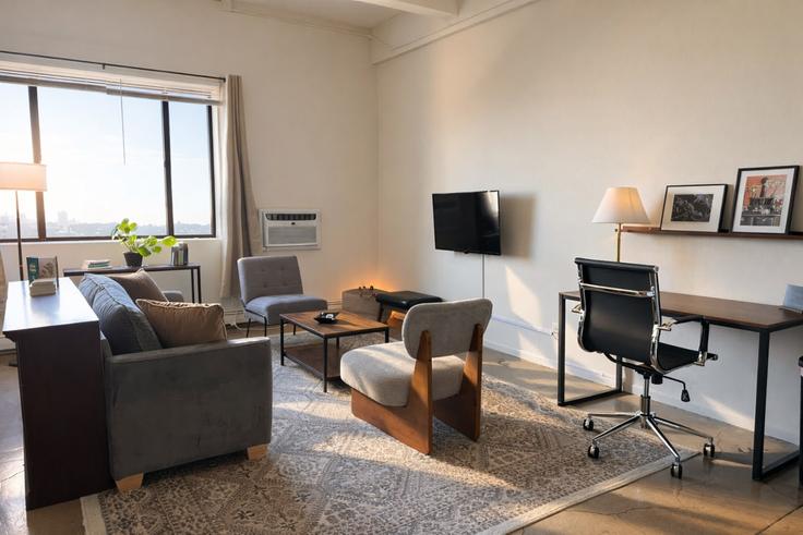 Sala de estar elegantemente projetada com móveis modernos em um apartamento no Building North 2nd Street - flexhome - 1379051 em Milwaukee, Milwaukee Sala de estar elegantemente projetada com móveis modernos em um apartamento no Building North 2nd Street - flexhome - 1379051 em Milwaukee, Milwaukee