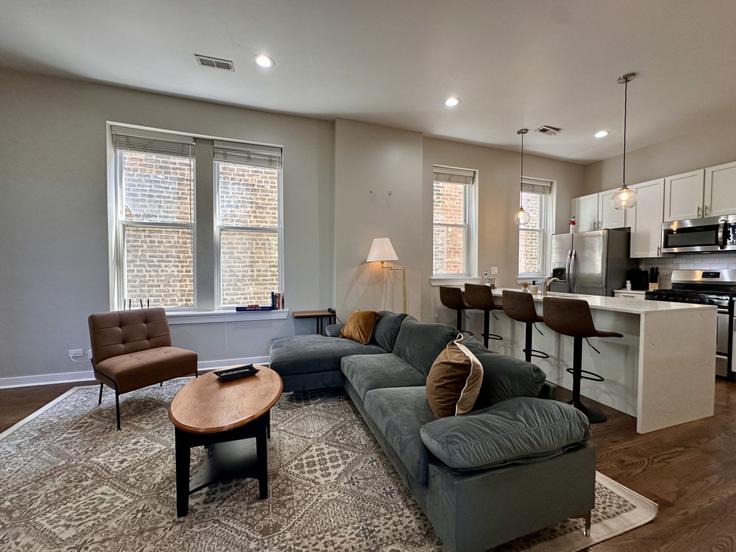 Building North Throop Street - flexhome - 1379052 adresindeki bir dairede modern mobilyalarla zarif bir şekilde tasarlanmış oturma odası Chicago, Chicago Building North Throop Street - flexhome - 1379052 adresindeki bir dairede modern mobilyalarla zarif bir şekilde tasarlanmış oturma odası Chicago, Chicago