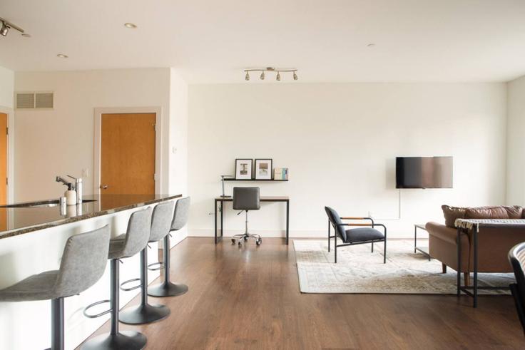 Elegant gestaltetes Wohnzimmer mit moderner Einrichtung in einer Wohnung im Building North Cass Street - flexhome - 1379057 in Milwaukee, Milwaukee