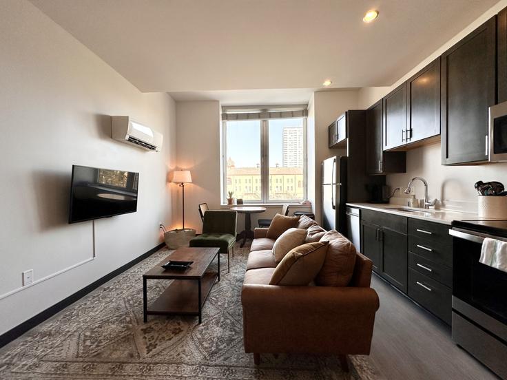 Building West State Street - flexhome - 1379059 adresindeki bir dairede modern mobilyalarla zarif bir şekilde tasarlanmış oturma odası Milwaukee, Milwaukee Building West State Street - flexhome - 1379059 adresindeki bir dairede modern mobilyalarla zarif bir şekilde tasarlanmış oturma odası Milwaukee, Milwaukee