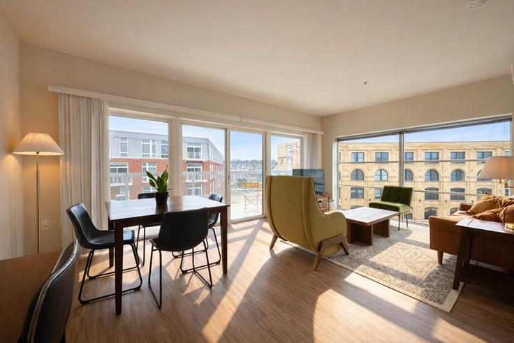 Milwaukee MilwaukeeのBuilding North Water Street - flexhome - 1379064のアパートメントにある、モダンな家具を備えたエレガントなデザインのリビングルーム Milwaukee MilwaukeeのBuilding North Water Street - flexhome - 1379064のアパートメントにある、モダンな家具を備えたエレガントなデザインのリビングルーム